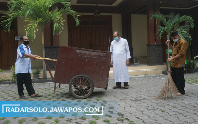 SALING MENGHORMATI: Romo Supranowo dengan Muji dan Suparji di halaman Gereja Santa Perawan Bunda Kristus Wedi kemarin. (ANGGA PURENDA/RADAR SOLO)
