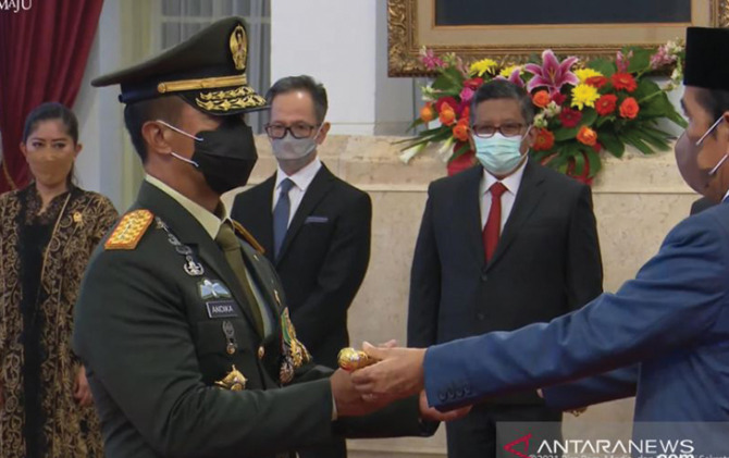 Presiden Joko Widodo melantik Jenderal TNI Andika Perkasa sebagai Panglima TNI di Istana Negara Jakarta, Rabu (17/11). (ANTARA)