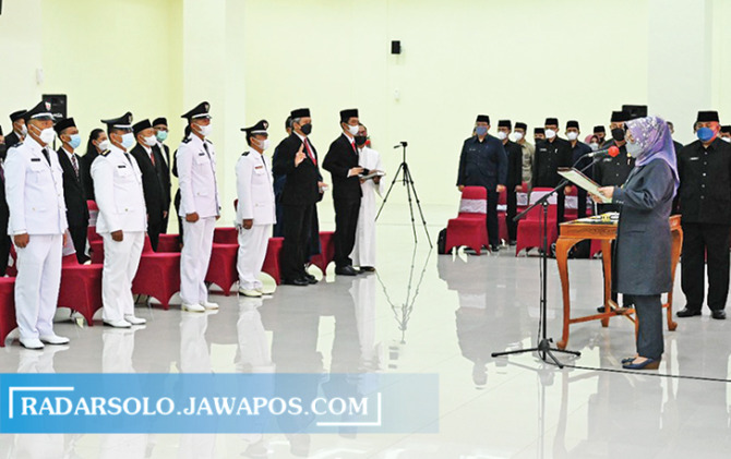 HARUS AMANAH: Bupati Sukoharjo Etik Suryani lantik pejabat baru di auditorium Gedung Menara Wijaya Lantai 10, Jumat (26/11). (IWAN KAWUL/RADAR SOLO)
