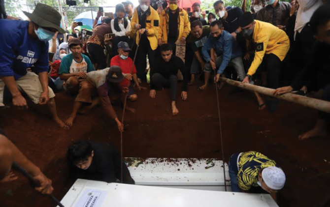 Pemakaman vanessa Angel dan Bibi Andriansyah di Taman Malaka Ulujami, Pesanggrahan, Jakarta Selatan, Jumat (5/11). (JawaPos.com)