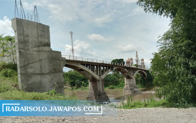 VITAL: Fondasi proyek jembatan Ganefo yang menghubungkan Kecamatan Tangen dan Ngrampal, mangkrak. (AHMAD KHAIRUDIN/RADAR SOLO)