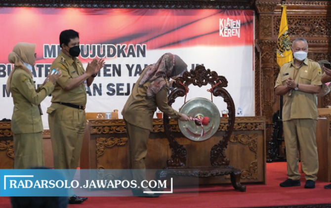 INOVASI: Bupati Klaten Sri Mulyani memberikan sambutan dalam peluncuran aplikasi Saenaga di Pendapa Pemkab Klaten, kemarin. (ANGGA PURENDA/RADAR SOLO)