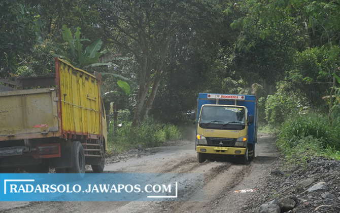 POTENSI PAD: Truk tambang galian C di lereng Gunung Merapi. (ANGGA PURENDA/RADAR SOLO)