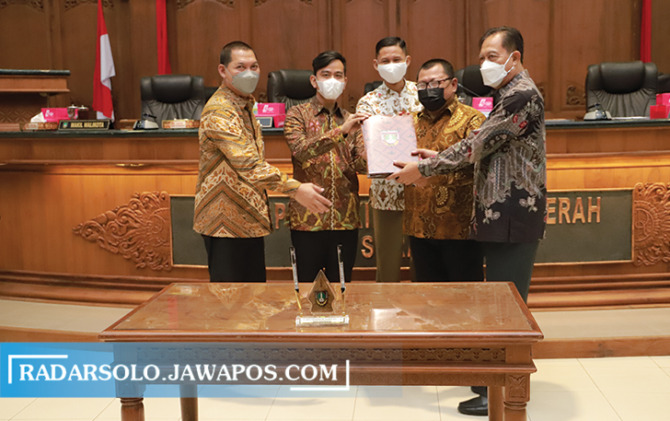 TERUS BERSINERGI: Pengesahan APBD 2022 dalam rapat paripurna di Graha Paripurna DPRD Kota Surakarta, beberapa waktu lalu. (SILVESTER KURNIAWAN/RADAR SOLO)