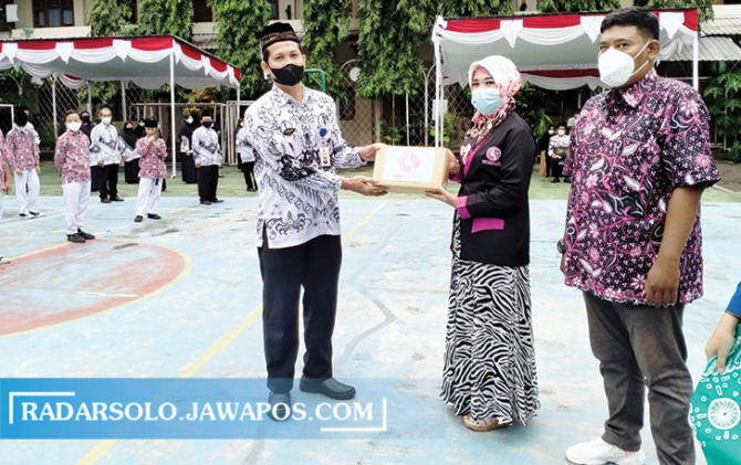 BERJASA: Peringatan Hari Guru Nasional di halaman SMP Muhammadiyah 5 Surakarta, kemarin (24/11). (SEPTIAN REFVINDA/RADAR SOLO)