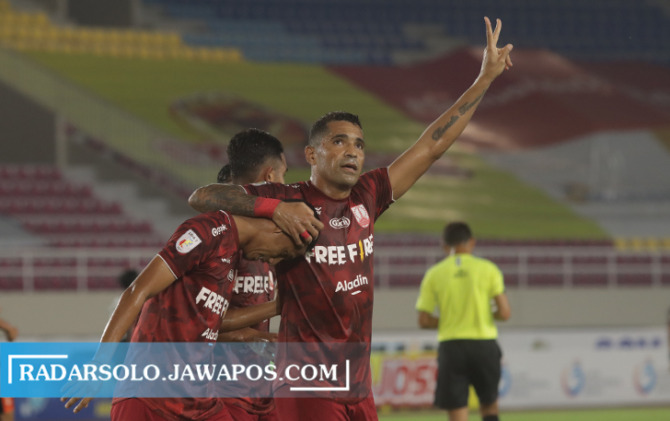 MENANG: Bomber naturalisasi asal Brasil Alberto “Beto” Goncalves merayakan gol bersama rekan pemain Persis Solo, Selasa (9/11). Dalam laga lanjutan Liga 2 ini, Persis Solo menang 5-2. (M. IHSAN/RADAR SOLO)