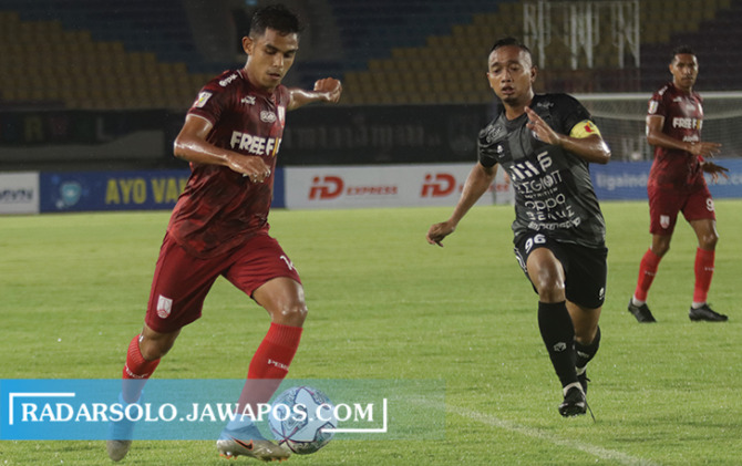Laga Persis Solo vs PSG Pati putaran pertama babak penyisihan Grup C Liga 2 di Stadion Manahan, Solo, beberapa waktu lalu, Besok dua tim ini akan kembali berhadapan. (M. IHSAN/RADAR SOLO)