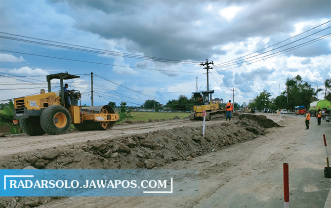 DIKEBUT: Proyek perbaikan jalan Pungkruk-Mungkung, Sragen Kota. (AHMAD KHAIRUDIN/RADAR SOLO)