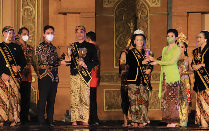 TUGAS BARU: Satrio Wahyu Priambodo, dan Olivia Firdau resmi jadi Putra Putri Solo 2021. (HUMAS PEMKOT FOR RADAR SOLO)