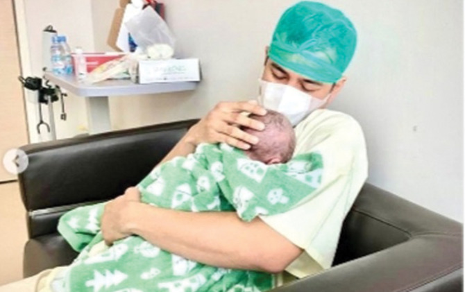Potret Raffi Ahmad yang menggendong putra keduanya yang lahir Jumat (26/11). (Instgram @raffinagita1717)