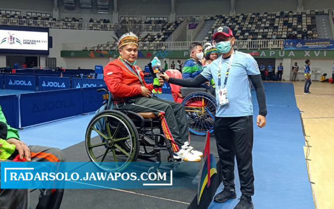 Sertu Andi Santoso saat menerima medali emas dalam cabor tenis meja di Peparnas XVI Papua 2021. (DOK PRI)
