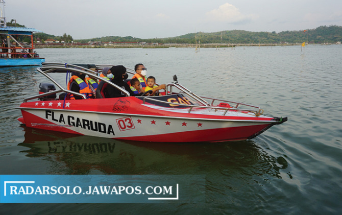 MULAI SEPI: Sejumlah wisatawan menaiki speed boat untuk mengitari Rowo Jombor. Pendapatan perahu wisata dan speed boat di objek wisata Rowo Jombor mengalami penurunan. (ANGGA PURENDA/RADAR SOLO)