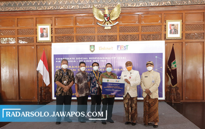 PEDULI: Deputy CEO dan Chief Operation Officer PT Link Net Tbk Victor Indajang (tiga dari kanan) serahkan bantuan kepada Sekda Kota Surakarta Ahyani, Kamis (4/11). (M. IHSAN/RADAR SOLO)