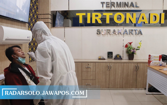 PROKES KETAT: Swab di Terminal Tirtonadi, foto diambil beberapa waktu yang lalu. (M. IHSAN/RADAR SOLO)