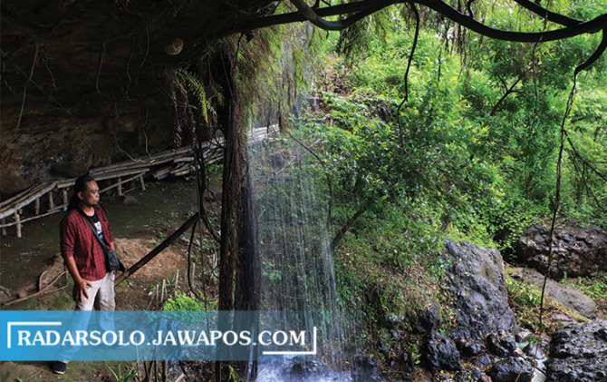 MEMPESONA: Air Terjun Song Gede jadi salah satu wisata alami di Gentan Geopark Village, Kecamatan Bulu, Sukoharjo. (ARIEF BUDIMAN/RADAR SOLO)