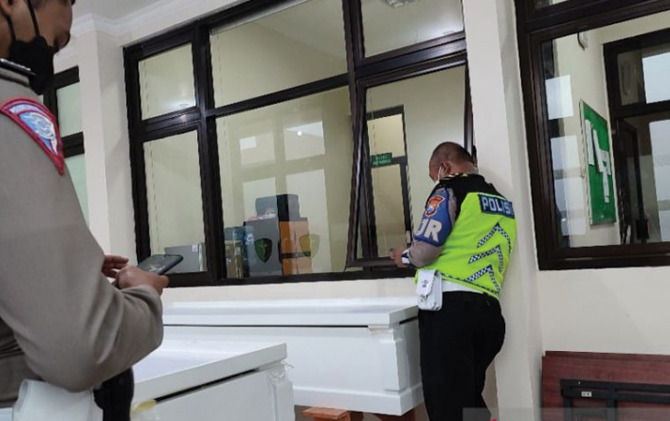 Peti jenazah Vanessa Angel beserta suaminya Febri (Bibi) Andriansyah di RS Bhayangkara, Polda Jawa Timur, Surabaya, Kamis (4/11). (ANTARA)
