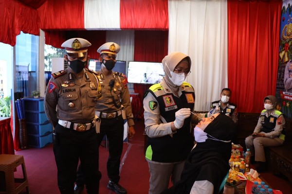 Jajaran Polres Klaten saat melakukan random swab test antigen terhadap pengendara kendaraan dari luar kota yang hendak memasuki wilayah Klaten di Pos Terpadu Prambanan, beberapa waktu lalu. (ISTIMEWA)
