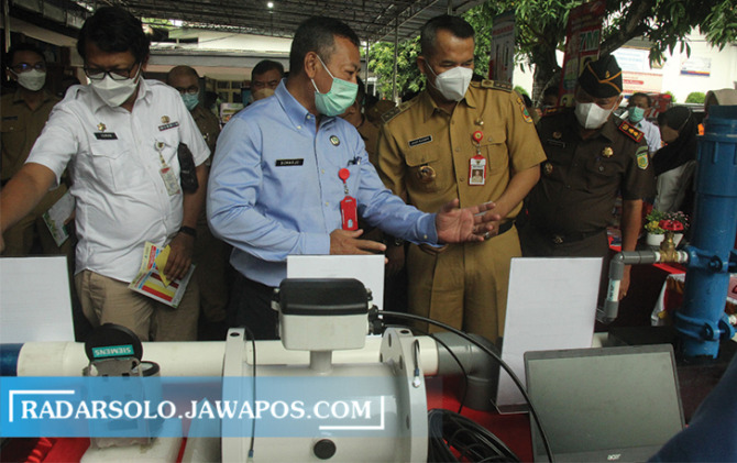 KARYA ORISINAL: Bupati Wonogiri Joko Sutopo cek stan peserta inovasi di barat pendapa rumah dinas Bupati, Senin (20/12). (IWAN ADI LUHUNG/RADAR SOLO)