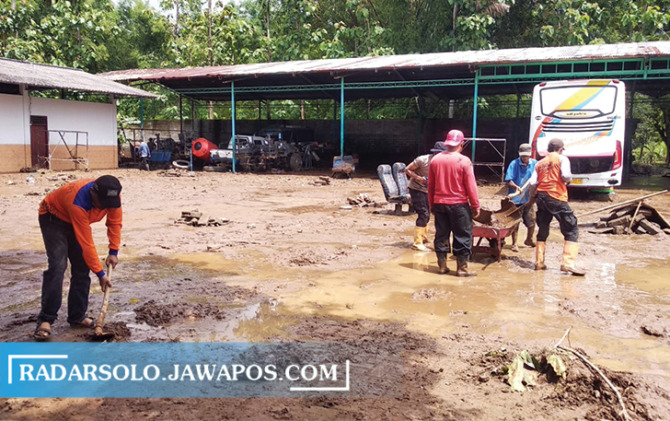KERUK LUMPUR: Pembersihan sisa banjir di Kecamatan Tirtomoyo, Rabu (8/12). (IWAN ADI LUHUNG/RADAR SOLO)