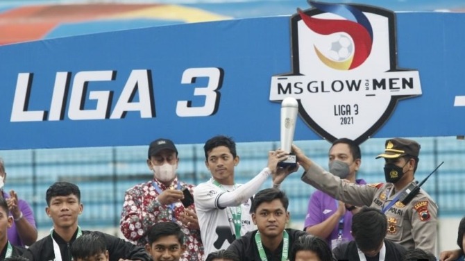 Kapten Persebi Boyolali Dedi Cahyono menerima trofi juara dua Liga 3 Zona Jateng, kemarin (15/12).