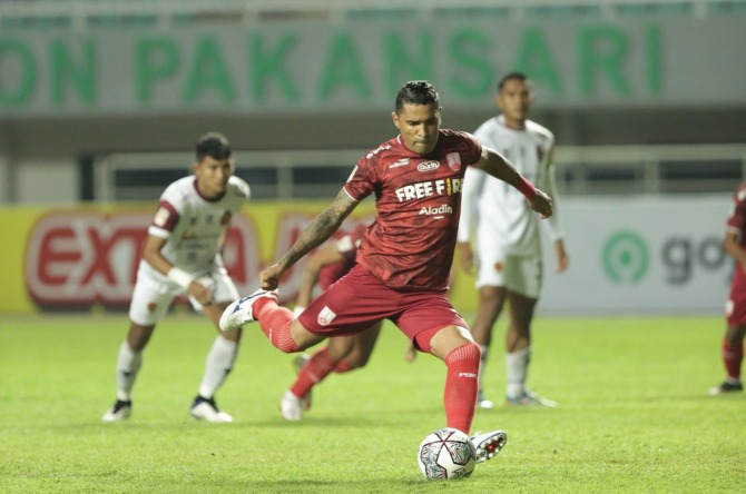 Bintang Persis Solo Alberto Goncalves melakukan tendangan penalti ke gawang Sriwijaya FC di Stadion Pakansari Bogor (19/12).