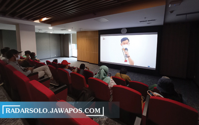 PAPARAN: Wali Kota Gibran Rakabuming Raka beri sambutan dalam seminar nasional yang diselenggarakan OJK, kemarin (28/12). (SEPTINA FADIA PUTRI/RADAR SOLO)
