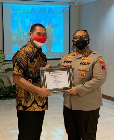BERPRESTASI: Wakil Walikota Surakarta Teguh Prakosa menyerahkan piagam penghargaan dari KPPN Surakarta kepada Kapolres Wonogiri AKBP Dydit Dwi Susanto di Aula Kantor KPPN Surakarta Selasa (14/12). (HUMAS POLRES WONOGIRI FOR RADAR SOLO)