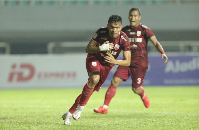 Ferdinand Sinaga merayakan golnya dalam laga lanjutan Liga 2 2021, bersama skuad Persis Solo.