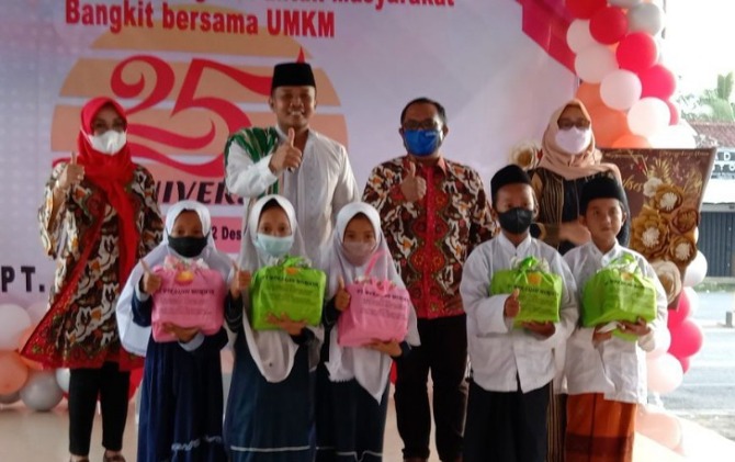 Memperingati ulang tahun ke-25, BPR Gajah Mungkur memberikan santunan kepada santri ponpes Manjung.
