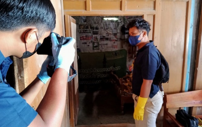 Jajaran kepolisian melakukan olah TKP di lokasi penemuan mayat warga di Desa Matesih, Kecamatan Matesih, Kamis (9/12). (RUDI H/RADAR SOLO)