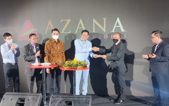 Soft opening Front One Hotel Sragen ditandai dengan pemotongan tumpeng dan doa bersama oleh owner Wagianto Angkasa Wijaya, CEO Azana Hotel & Resort Dicky Sumarsono, dan manajemen hotel, Rabu (8/12) malam. (AHMAD K/RADAR SOLO)
