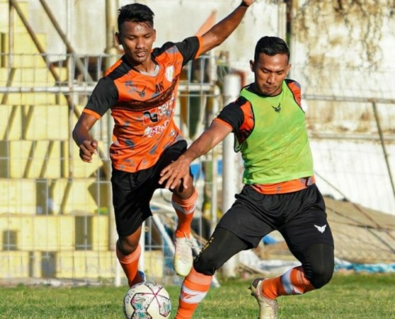 Assanur Rijal Torres (kiri)  sudah berlatih dengan Persiraja Banda Aceh jelang laga lanjutan BRI Liga 1.