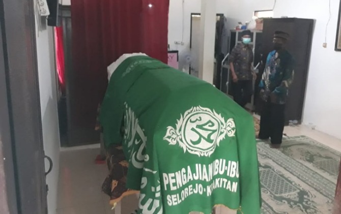 Jenazah Mbah Minto yang disemayamkan di rumah duka di Dusun Selorejo, Desa Krakitan, Kecamatan Bayat. (ANGGA P/RADAR SOLO)