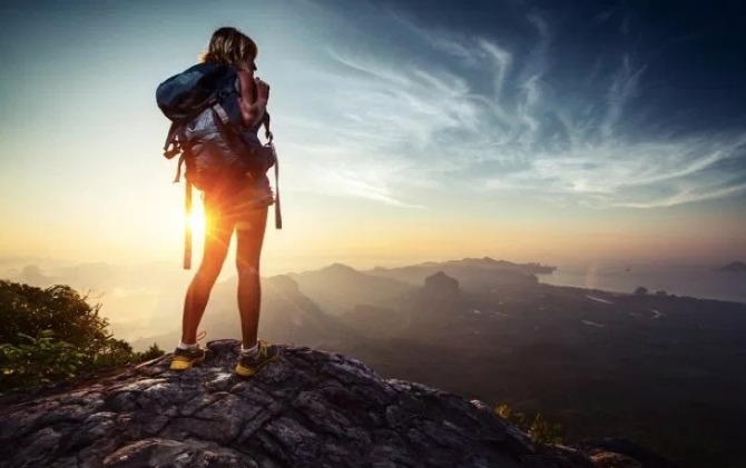 Ilustrasi pendaki gunung perempuan.