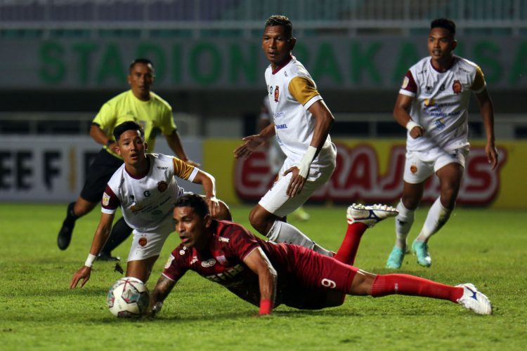 Striker Persis Solo Alberto Goncalves harus jatuh bangun dalam upayanya menembus barisan pertahanan Sriwijaya FC tadi malam. (Haritsah Almudatsir/Jawa Pos)