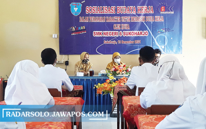 PAPARAN: Kepala Kepala SMKN 6 Sukoharjo Tuti Mahriah (tengah) dalam Sosialisasi Budaya Kerja, kemarin. (IWAN KAWUL/RADAR SOLO)