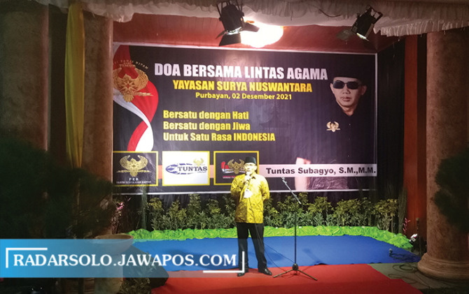 JAGA TOLERANSI: Ketum PKR Tuntas Subagyo beri sambutan pada doa lintas agama, kemarin malam. (SILVESTER KURNIAWAN/RADAR SOLO)