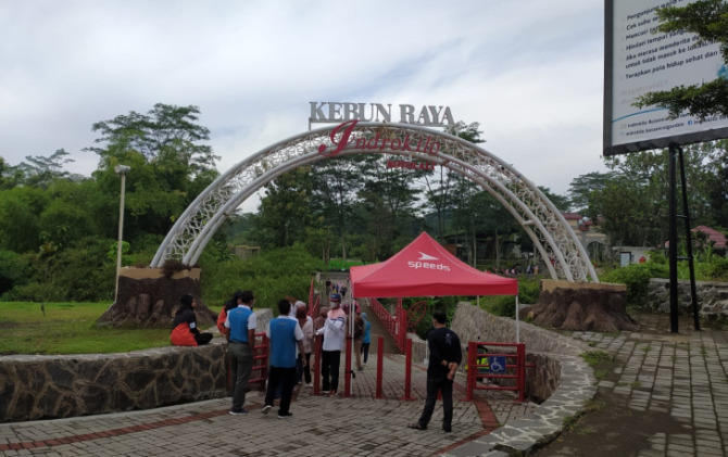 TETAP BUKA: Pengunjung Kebun Raya Indrokilo Boyolali (KRIB) dibatasi 500 orang per sif. (RAGIL LISTIYO/RADAR SOLO)