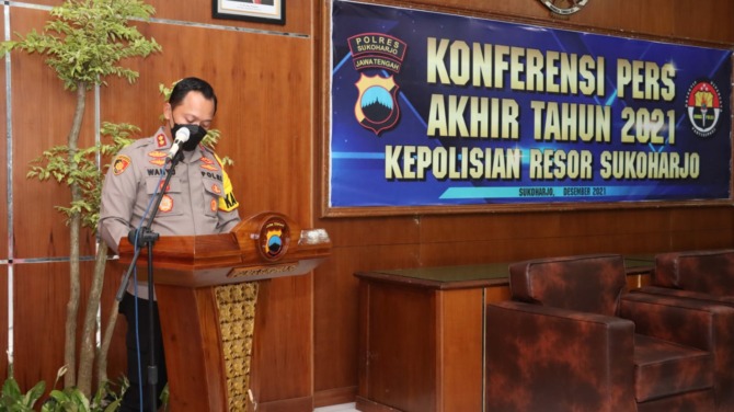 TRANSPARAN: Kapolres Sukoharjo AKBP Wahyu Nugroho Setyawan paparkan kinerja Polres Sukoharjo 2021 dalam konferensi pers di ruang Panjura polres setempat, Jumat (31/12). IWAN KAWUL/RADAR SOLO