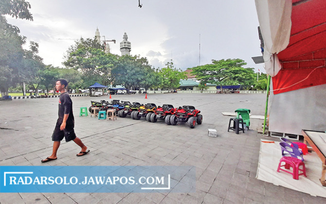 Pedagang wahana permainan di Plasa Alun-Alun Karanganyar.