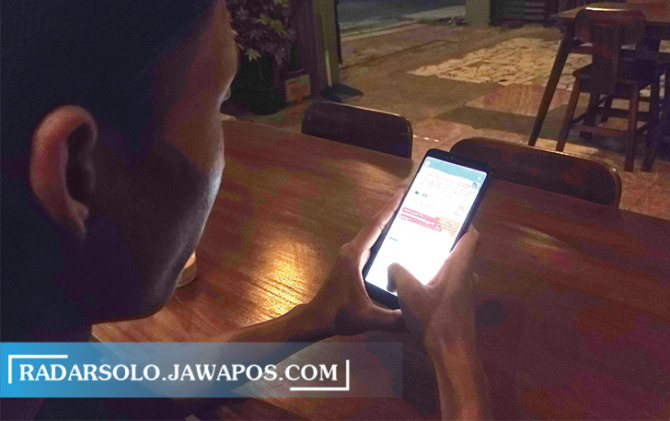 SIMPEL: Pencari kerja mengakses website untuk mengikuti job fair secara online, Selasa (14/12). (IWAN ADI LUHUNG/RADAR SOLO)