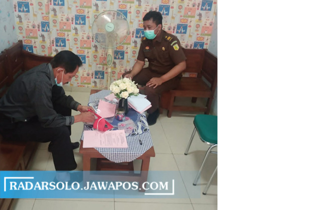 PENGEMBALIKAN: JPU Kejari Sukoharjo serahkan barang bukti kepada yang berhak, Rabu (1/12). (IWAN KAWUL/RADAR SOLO)