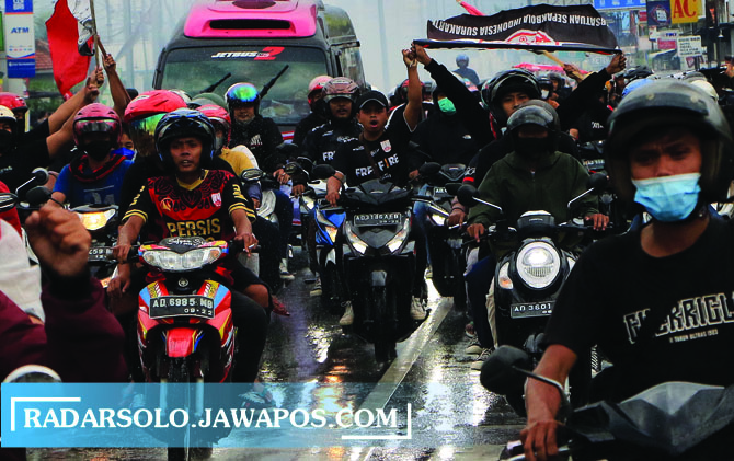 anggota suporter pendukung Persis Solo melakukan konvoi, usai tim kebanggaannya sukses meraih title juara Liga 2 2021, Jumat (31/12). (Arief BUdiman/Radar Solo)