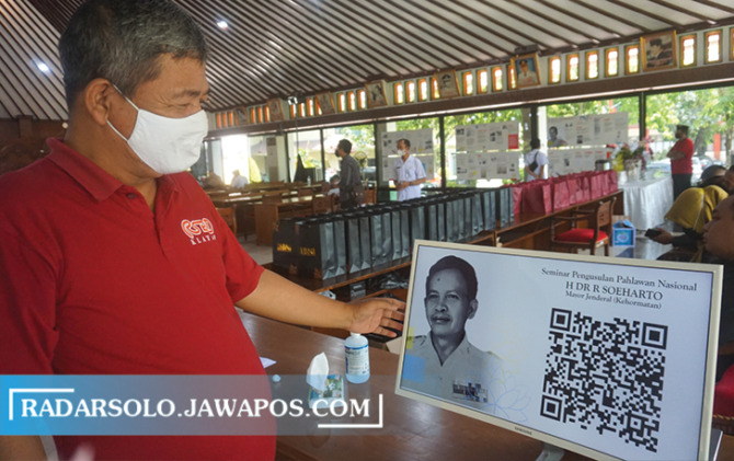 TOKOH: Seminar pengusulan Soeharto sebagai pahlawan nasional di Pendapa Pemkab Klaten. Foto kiri, dr R. Soeharto, (ANGGA PURENDA/RADAR SOLO)