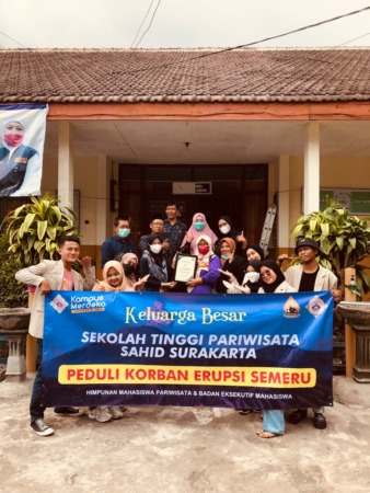 BANTU SESAMA: BEM dan Himapar STP Sahid Surakarta, serta dosen pendamping di sela penyerahan bantuan kepada warga terdampak awan panas guguran Gunung Semeru di Lumajang, Jatim, Jumat (24/12/2021)