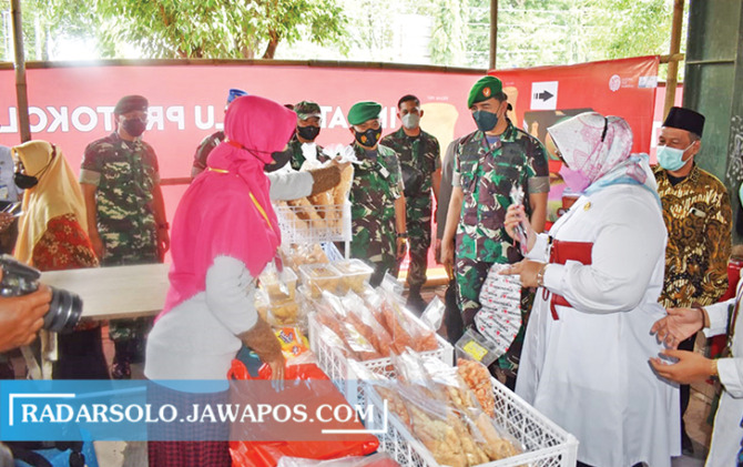 PRODUK LOKAL: Danrem 074/Warastratama Kolonel Inf Rudy Saladin dan Bupati Sragen Kusdinar Untung Yuni Sukowati cek produk UMKM, kemarin (15/12). (AHMAD KHAIRUDIN/RADAR SOLO)