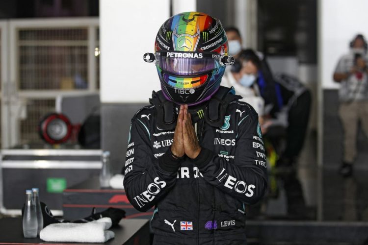 Lewis Hamilton saat meraih pole position di Formula 1 GP Qatar. (HAMAD I MOHAMMED / POOL / AFP