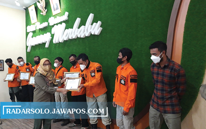 BERI PERHATIAN: Kepala BTNGMb Junita Parjanti memberikan penghargaan ke relawan yang menyelamatkan WNA di Gunung Merbabu. (RAGIL LISTIYO/RADAR SOLO)