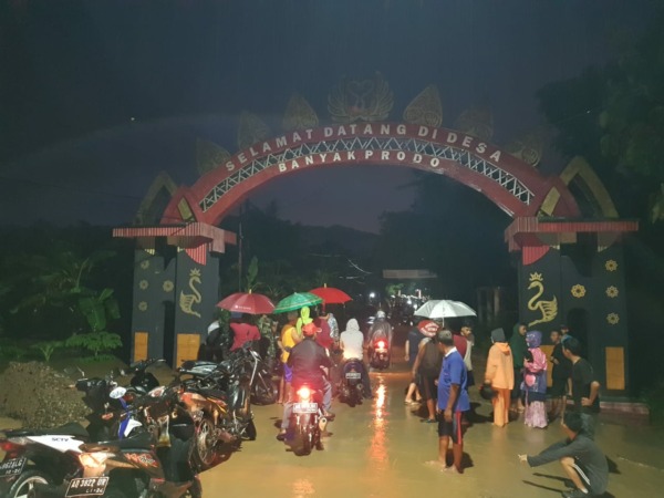 TERENDAM: Genangan air di sekitar Desa Banyakprodo Kecamatan Tirtomoyo. Saat ini banjir di kecamatan itu sudah surut.