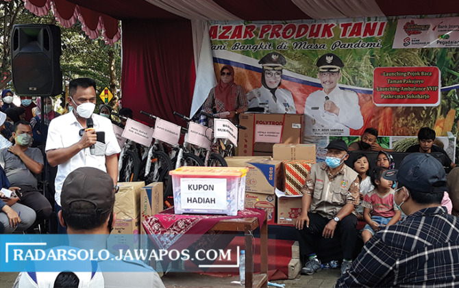ANTUSIAS: Kepala Dinas Pertanian dan Perikanan Kabupaten Sukoharjo Bagas Windaryatno, tutup bazar tani di Taman Pakujoyo, Minggu (12/12). (IWAN KAWUL/RADAR SOLO)